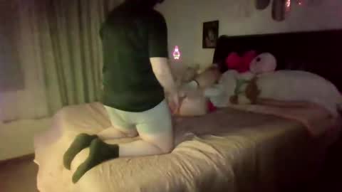 Snapshot of velvetkitten19 chatting on February 2026 03:33:01 AM Kitty online show from February 2026 03:33:01 AM