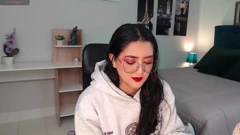 Snapshot of venus_steffen chatting on September 2025 12:37:01 PM Mia online show from September 2025 12:37:01 PM