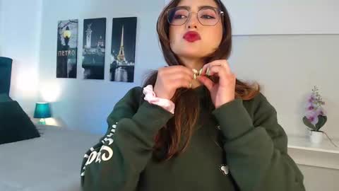 Snapshot of venus_steffen chatting on September 2025 12:27:02 PM Mia online show from September 2025 12:27:02 PM