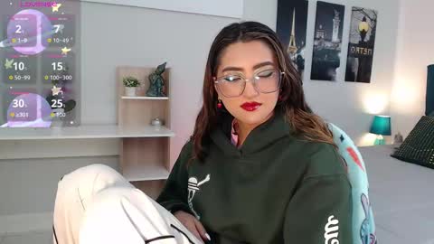 Snapshot of venus_steffen chatting on October 2025 12:45:02 PM Mia online show from October 2025 12:45:02 PM