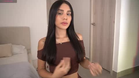 Snapshot of veroniqe_lounge chatting on April 2026 09:45:02 PM V A L help me reach 100likes online show from April 2026 09:45:02 PM