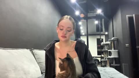 Esta online show from October 2025 04:09:02 PM