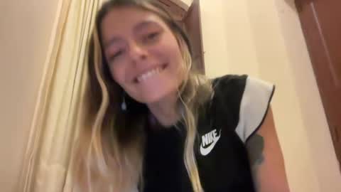 Snapshot of viajemos chatting on July 2026 02:05:17 AM papichulo y mamichula online show from July 2026 02:05:17 AM