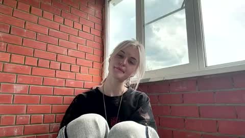 Mia online show from May 2026 09:05:01 AM