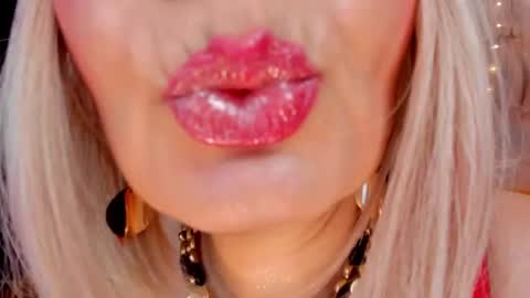 Snapshot of victoria_dior chatting on December 2024 06:45:01 PM diorvictoria9 online show from December 2024 06:45:01 PM