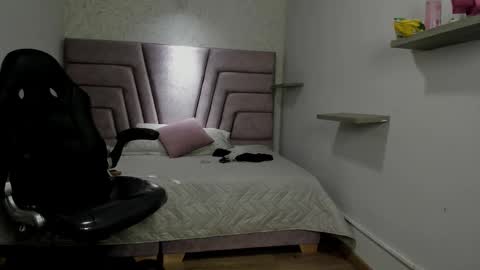 Vicky  online show from November 2025 01:56:02 PM