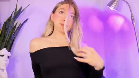 Snapshot of victoria_qq chatting on November 2025 05:56:01 PM D A N I online show from November 2025 05:56:01 PM