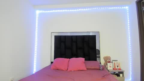 VICTORIA online show from March 2025 12:01:02 PM