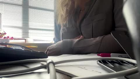 Snapshot of victoriarising chatting on November 2025 04:06:01 PM Victoria online show from November 2025 04:06:01 PM