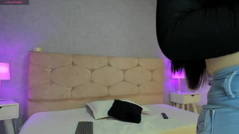 Snapshot of viiolet_collins chatting on May 2026 09:11:02 PM VIOLET online show from May 2026 09:11:02 PM