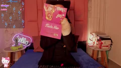 Violet online show from November 2025 01:00:01 PM