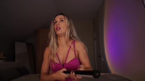 VIKKI online show from November 2025 12:05:02 PM