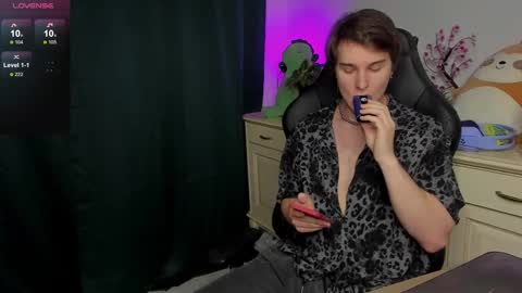 Vincent Strong online show from October 2025 08:42:01 AM