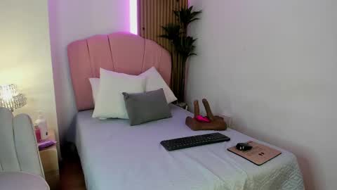 Snapshot of violeta_sannz chatting on May 2026 11:29:02 AM violeta_sannz online show from May 2026 11:29:02 AM