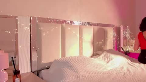 Violet online show from November 2025 05:13:02 PM