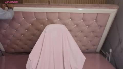 violeth_b online show from December 2025 01:07:01 PM