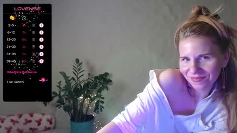 Snapshot of violetplath chatting on January 2025 11:56:01 PM Violet  next stream December 6 online show from January 2025 11:56:01 PM