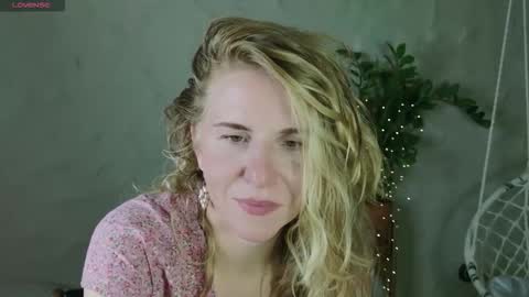 Snapshot of violetplath chatting on September 2025 07:25:01 PM Violet  next stream December 6 online show from September 2025 07:25:01 PM