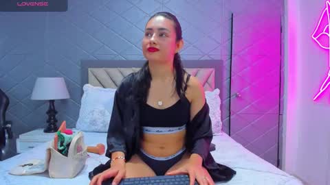 Snapshot of violetrousse chatting on October 2025 03:03:02 PM Violet Rousse online show from October 2025 03:03:02 PM