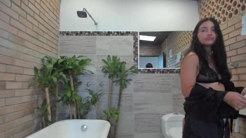 Snapshot of violetrousse chatting on November 2025 05:23:01 PM Violet Rousse online show from November 2025 05:23:01 PM