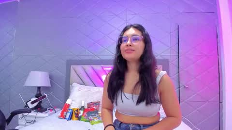 Snapshot of violetrousse chatting on December 2025 04:59:02 PM Violet Rousse online show from December 2025 04:59:02 PM