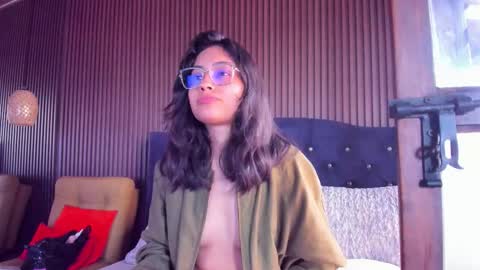 Snapshot of violetrousse chatting on February 2026 05:52:01 PM Violet Rousse online show from February 2026 05:52:01 PM