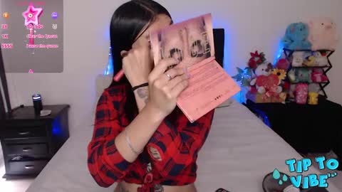 Snapshot of violett_flowers chatting on February 2025 07:13:01 PM violeta online show from February 2025 07:13:01 PM