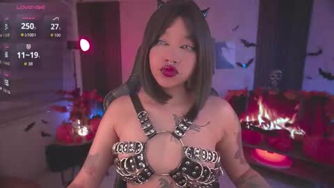 JULIE UWU online show from October 2025 05:08:02 PM