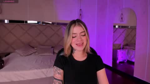 Violett  online show from November 2025 06:35:01 PM