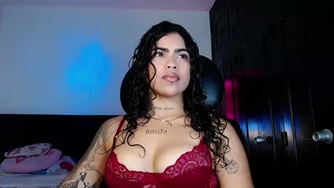 Snapshot of violetwitch05 chatting on October 2025 01:33:02 AM Violet online show from October 2025 01:33:02 AM