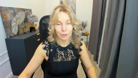 Snapshot of vivianlirei chatting on April 2026 04:37:02 AM Sinti online show from April 2026 04:37:02 AM