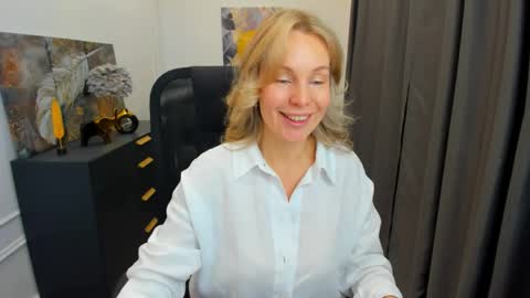 Snapshot of vivianlirei chatting on May 2026 04:28:01 AM Sinti online show from May 2026 04:28:01 AM