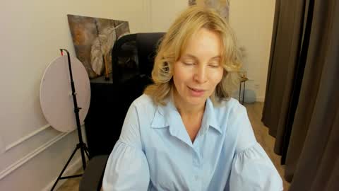 Snapshot of vivianlirei chatting on May 2026 04:29:02 AM Sinti online show from May 2026 04:29:02 AM