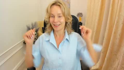 Snapshot of vivianlirei chatting on June 2026 04:27:01 AM Sinti online show from June 2026 04:27:01 AM