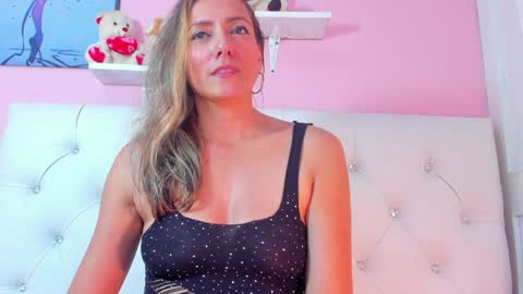 Snapshot of vivianne_scott chatting on December 2024 03:17:01 PM Vivi online show from December 2024 03:17:01 PM