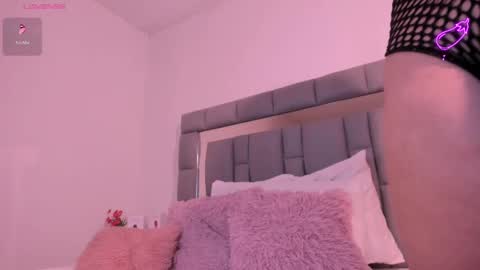 Snapshot of vivianne_scott chatting on September 2025 12:10:02 PM Vivi online show from September 2025 12:10:02 PM