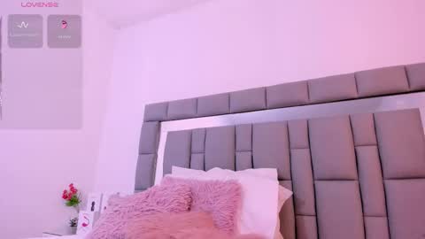 Snapshot of vivianne_scott chatting on October 2025 12:02:02 PM Vivi online show from October 2025 12:02:02 PM