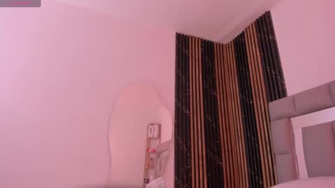 Snapshot of vivianne_scott chatting on October 2025 12:28:01 PM Vivi online show from October 2025 12:28:01 PM