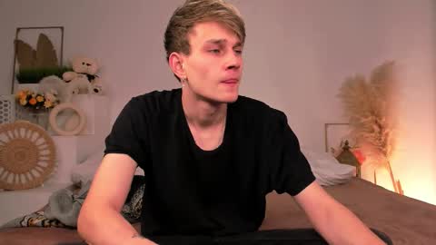 Snapshot of volan_starts chatting on February 2026 12:04:02 PM Dan online show from February 2026 12:04:02 PM