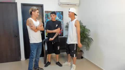 Snapshot of voyeurism_guys chatting on September 2025 11:04:01 PM voyeurism_guys online show from September 2025 11:04:01 PM