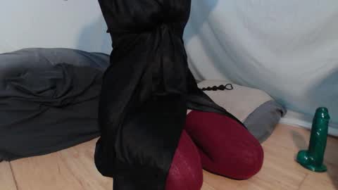 Snapshot of wacky_weirdo chatting on November 2025 11:36:02 PM Rose online show from November 2025 11:36:02 PM