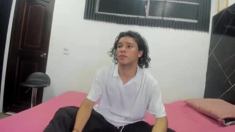 Snapshot of wallis_ chatting on December 2025 07:12:02 PM wallis_ online show from December 2025 07:12:02 PM