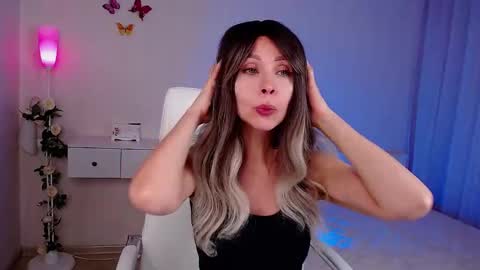 Wendi Foster online show from November 2025 07:04:02 PM