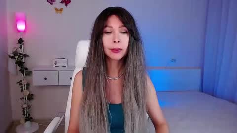 Wendi Foster online show from November 2025 06:41:01 PM