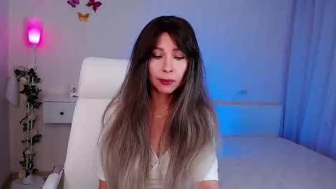 Wendi Foster online show from November 2025 06:39:01 PM