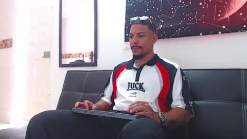 Wesley Rogger online show from November 2025 06:21:01 PM