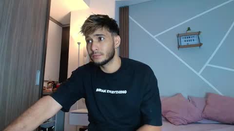 Mia and Dylan online show from November 2025 01:15:01 AM