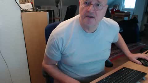 WeTwo online show from November 2025 11:49:02 AM