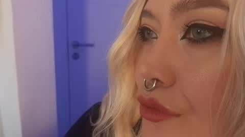 Laura  online show from October 2025 05:21:02 AM