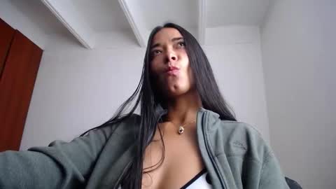 Ilauren online show from November 2025 02:28:02 PM